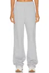 ALO YOGA ACCOLADE STRAIGHT LEG SWEATPANT