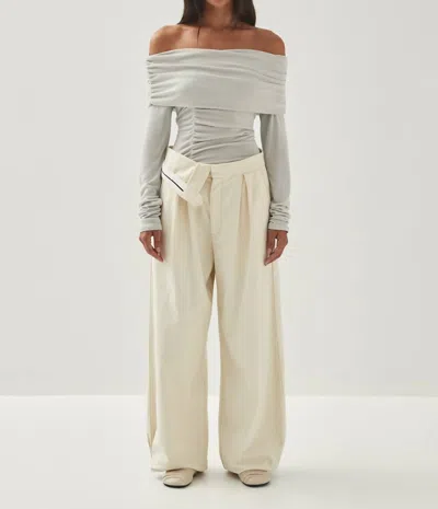 Alohas Emica Off-the-shoulder Top In Grey In White
