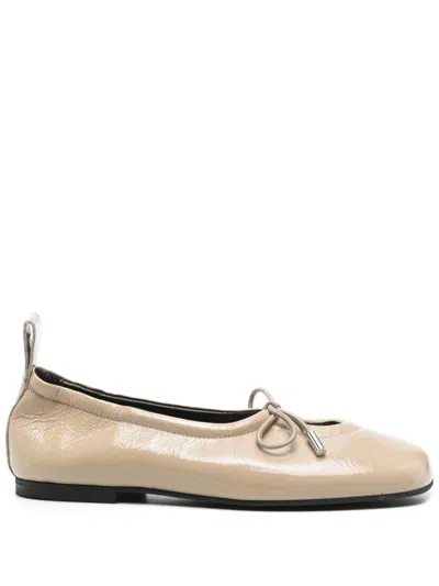Alohas Mini Pull-tab Bow Detail Flat Shoes With 1cm Heel In Neutral