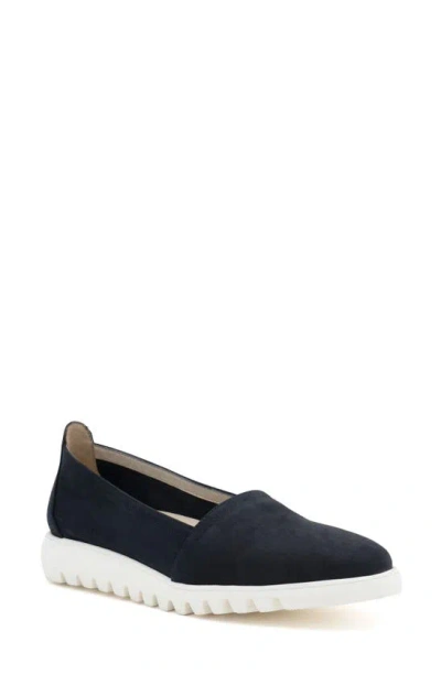 Amalfi By Rangoni Elia Patent Leather Platform Loafer In Navy Tiffany