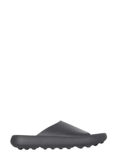 サンダル・ミュール AMBUSH FW21 RUBBER SLIDE SANDALS (BWIC002_F21MAT0013000) Ambush Rubber Slide Sandals In Black | ModeSens