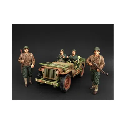 AMERICAN DIORAMA 1 BY 18 SCALE US ARMY WWII 4 PIECE FIGURE SET