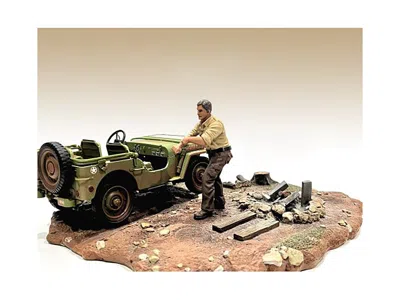 American Diorama 4x4 Mechanic Figure 3 For 1/18 Scale Models By  In Green