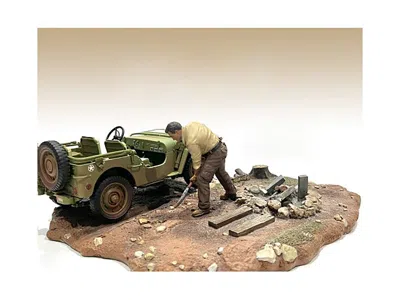 AMERICAN DIORAMA 4X4 MECHANIC FIGURE 4 FOR 1/18 SCALE MODELS BY AMERICAN DIORAMA