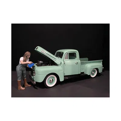 AMERICAN DIORAMA CAR GIRL IN TEE KYLIE FIGURINE FOR 1 BY 18 SCALE MODELS