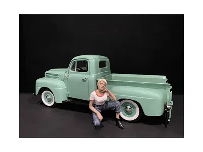 AMERICAN DIORAMA CAR GIRL IN TEE MICHELLE FIGURINE FOR 1/24 SCALE MODELS BY AMERICAN DIORAMA