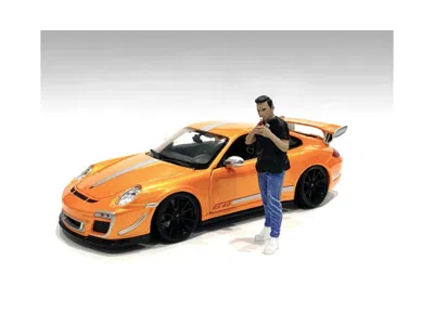 American Diorama Car Meet 1 Figurine Vi For 1/24 Scale Models By  In Orange