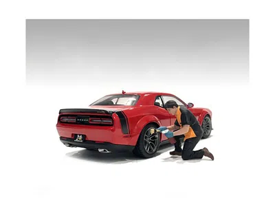 American Diorama Copy Of "detail Masters" Figure 1 (wheel Cleaning) For 1/18 Scale Models By  In Red