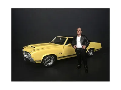 American Diorama Hanging Out Ii Manuel Figurine For 1/18 Scale Models By  In Yellow