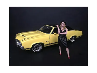 American Diorama Hanging Out Ii Patricia Figurine For 1/18 Scale Models By  In Yellow