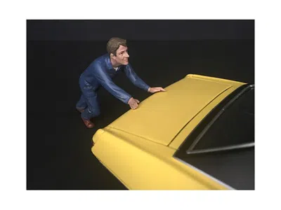 AMERICAN DIORAMA MECHANIC DARWIN PUSHING A CAR FIGURINE FOR 1/24 SCALE MODELS BY AMERICAN DIORAMA