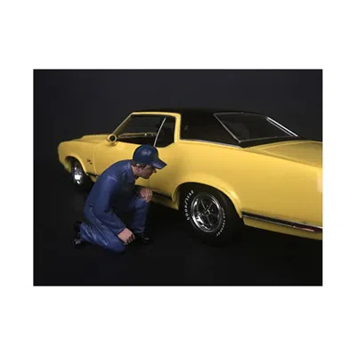 American Diorama Mechanic Juan With Lug Wrench Figurine For 1-24 Scale Model