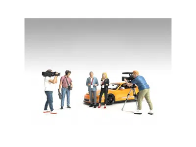 American Diorama On-air 6 Piece Figures And Accessory Set For 1/24 Scale Models By  In Multi