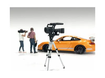 American Diorama On-air Figure 5 With Standing Camera For 1/24 Scale Models By  In Orange