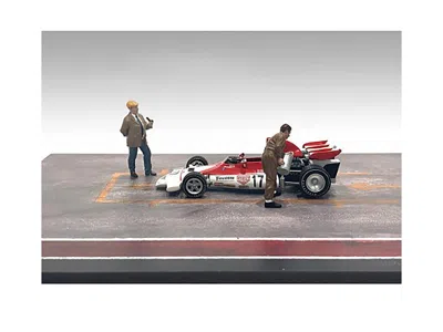 AMERICAN DIORAMA RACE DAY TWO DIECAST FIGURES SET 4 FOR 1/43 SCALE MODELS BY AMERICAN DIORAMA