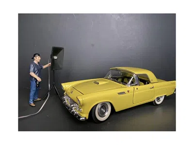 American Diorama Weekend Car Show Figurine V For 1/18 Scale Models By  In Black