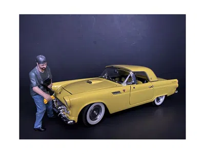 American Diorama Weekend Car Show Figurine Vii For 1/18 Scale Models By  In Yellow