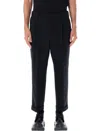 AMI ALEXANDRE MATTIUSSI MEN'S LOW-RISE BLACK CARROT FIT TROUSERS WITH BUTTON CLOSURE AND FLARED HEM