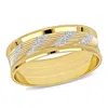 AMOUR AMOUR MEN'S 6MM RIBBED AND STRIPED CURVED WEDDING BAND IN 14K YELLOW GOLD
