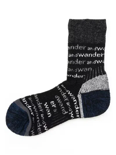 And Wander Logo针织袜 In 黑色