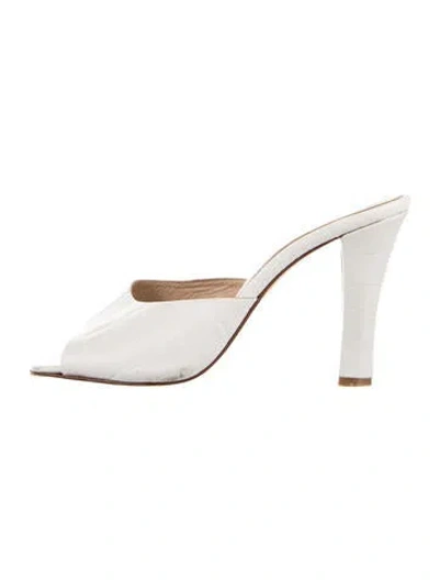 Pre-owned Andrea Wazen Leather Slides In White