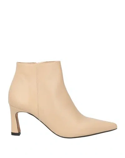 Angel Alarcon Ángel Alarcón Woman Ankle Boots Beige Size 5 Leather In Sand