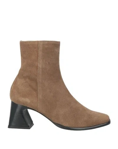 Angel Alarcon Ángel Alarcón Woman Ankle Boots Camel Size 6 Leather In Brown