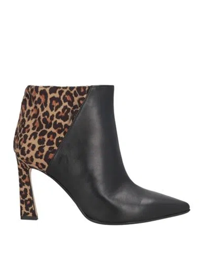 Anna F . Woman Ankle Boots Black Size 7 Leather