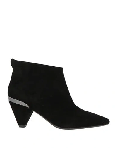 Anna F . Woman Ankle Boots Black Size 7 Leather
