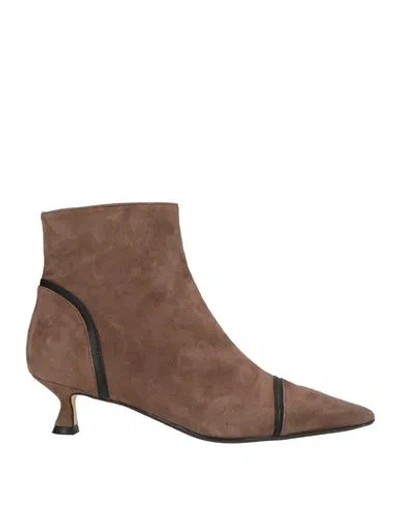Anna F . Woman Ankle Boots Light Brown Size 6 Leather