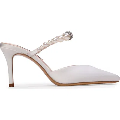 Anne Barge Bijou Pump In White