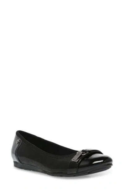 Anne Klein Akable Flat In Black Fabric