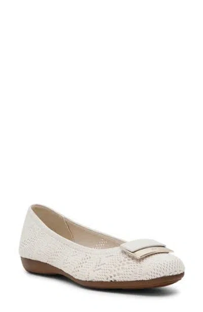 Anne Klein Akudita Flat In White