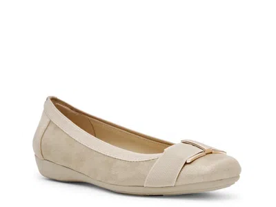 Anne Klein Ultimate Flat In Neutral