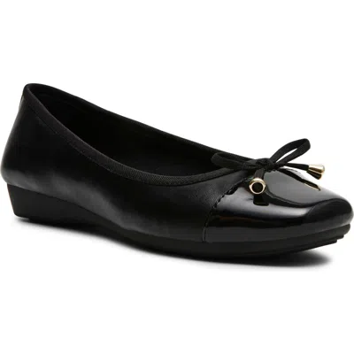 Anne Klein Unvie Flat In Black