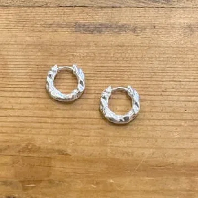 Annie Mundy Clip Shut Silver Textured Hoop Earrings Pl-213 In Metallic