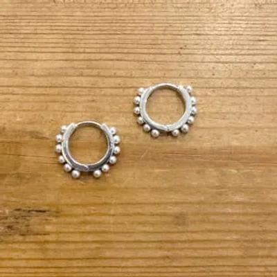 Annie Mundy Pl-184 S Pearl And Silver Hoop Earrings In Metallic