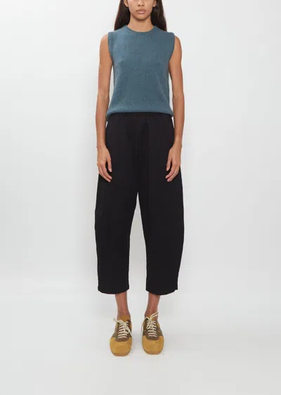 Apuntob Crinkle Cotton Curved Cropped Pants In Black
