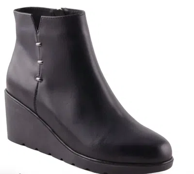 Aquadiva Canada Women's Tulip Waterproof Boot In Black Leather