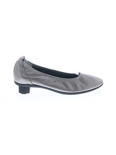 Pre-owned Arche Flats In Gray