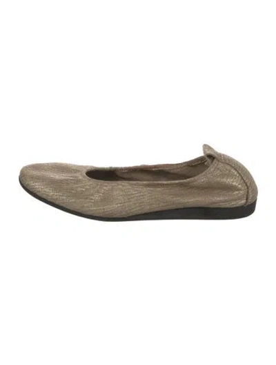 Pre-owned Arche Leather Ballet Flats In Neutral