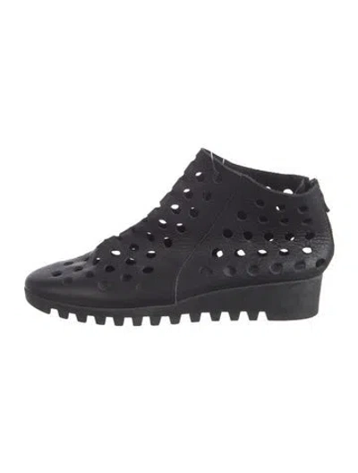Pre-owned Arche Leather Lasercut Accents Flats In Black