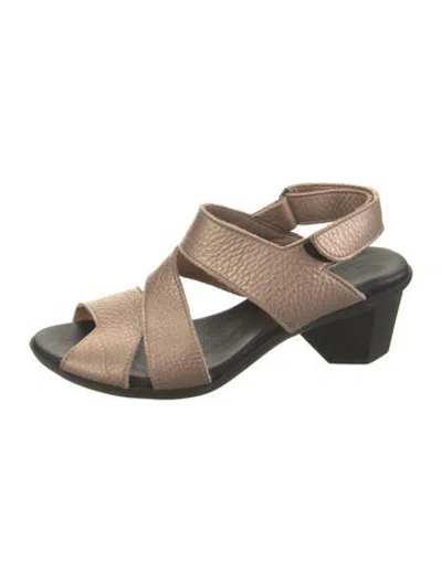 Pre-owned Arche Leather Pumps In Neutrals