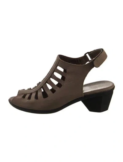 Pre-owned Arche Suede Cutout Accent Slingback Pumps In Brown