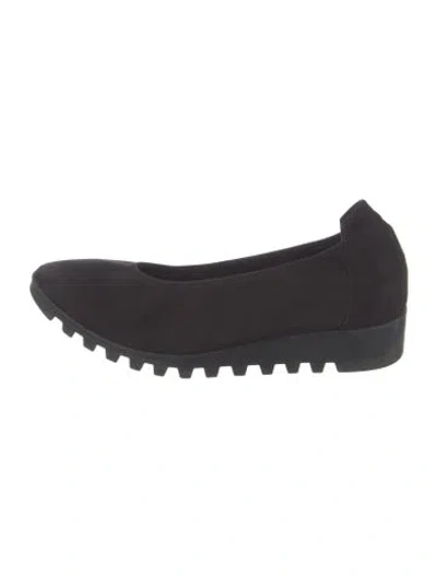 Pre-owned Arche Suede Flats In Black
