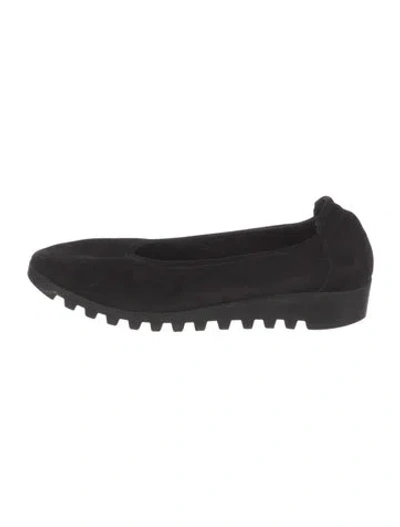 Pre-owned Arche Suede Flats In Black