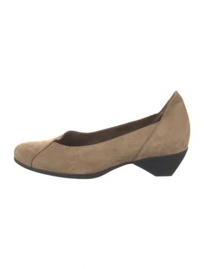 Pre-owned Arche Suede Flats In Neutrals