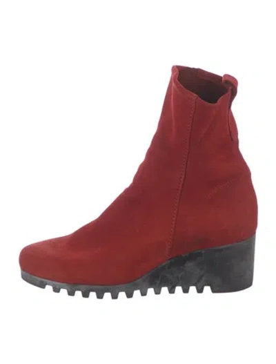 Pre-owned Arche Suede Pumps In Red