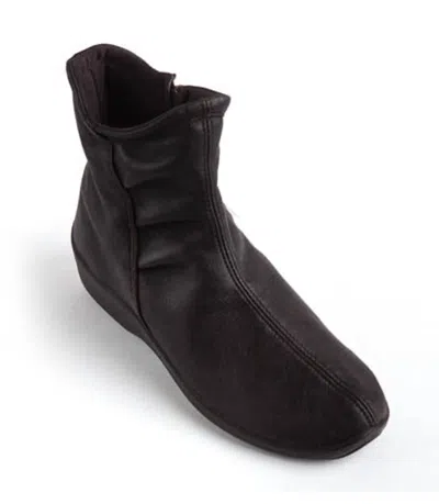 Arcopedico Women's L19 Boot In Café In Black