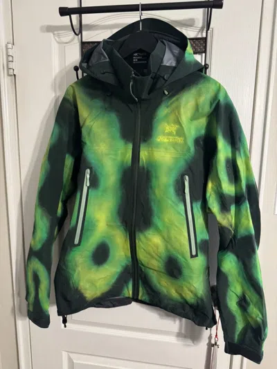Pre-owned Arc'teryx Airbrushed Poison Dart Frog Beta Ar Jacket In Green